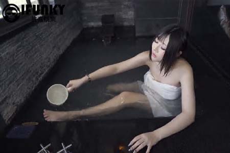 汤女-极度乳娘 「小布丁」G罩奶妹 从浴场超激尺度啪啪到酒店的床上